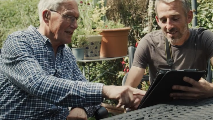 Steven Cole of CSE talking to David about his heat pump journey - Retrofit West (2)